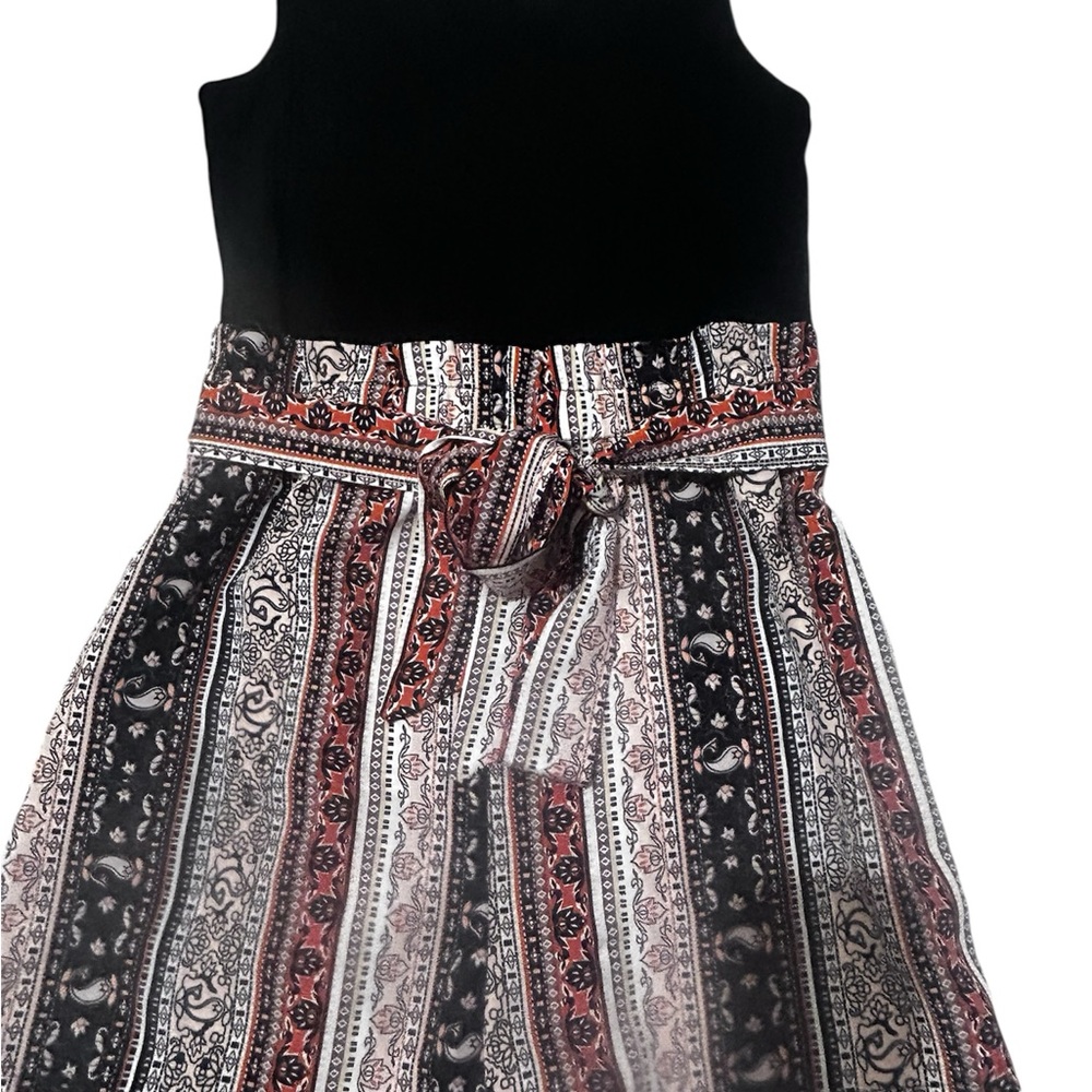 Black and Multicolor Sleeveless Romper. - Picture 2 of 2
